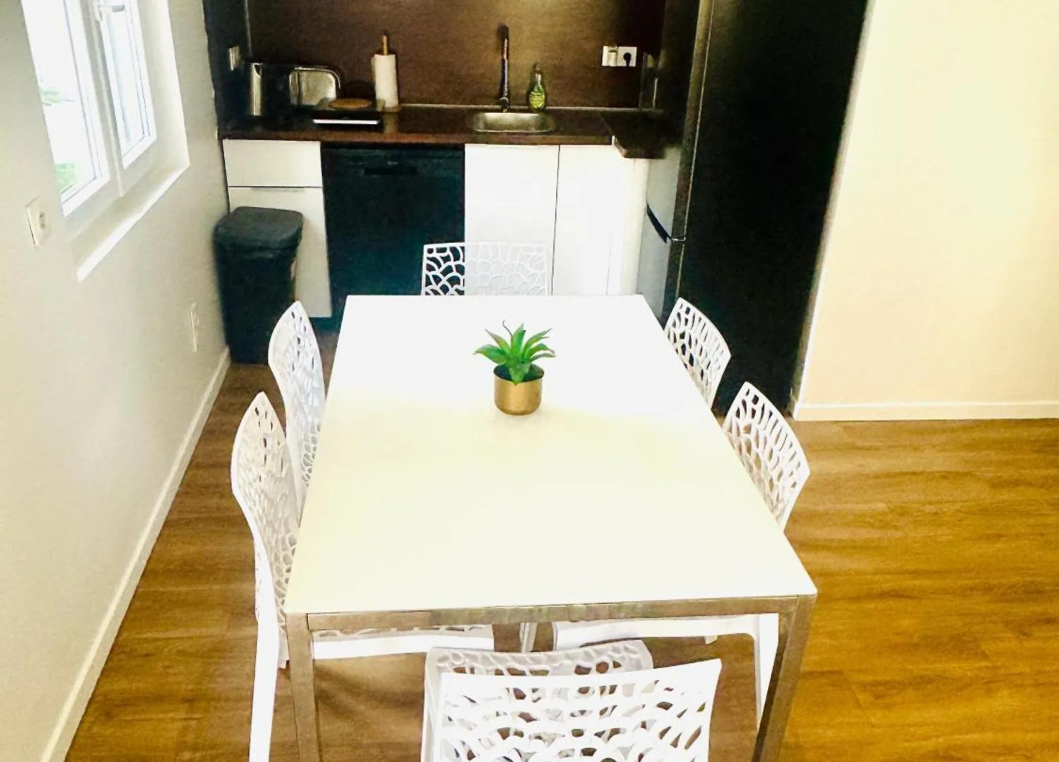 Jolie Maison Individuelle 50 M2 ,Design Et Climatisee, Tout Confort, Wifi, Terasse Privee , 5 Min Plage Et Autoroute, Stationnement Gratuit Marseille 0*,  France