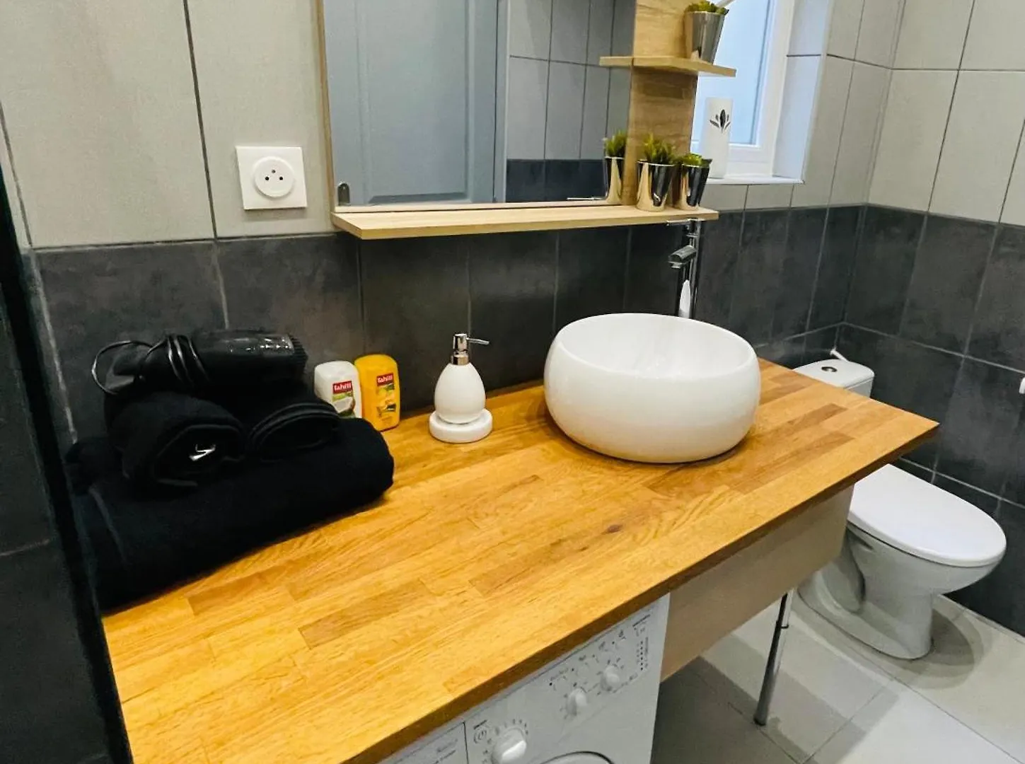 Jolie Maison Individuelle 50 M2 ,Design Et Climatisee, Tout Confort, Wifi, Terasse Privee , 5 Min Plage Et Autoroute, Stationnement Gratuit Marseille Hébergement de vacances